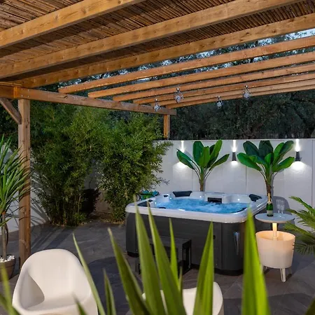 Jacuzzi Deluxe Βίλα