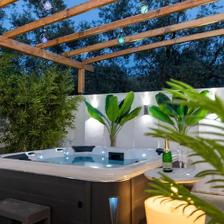 Jacuzzi Deluxe