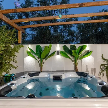 빌라 Jacuzzi Deluxe *